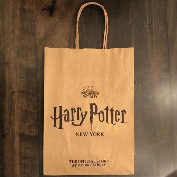 Hogwarts Library Box-Set, Gryffindor Journal, Collector’s Card, & Exclusive Bag - Picture 15 of 16